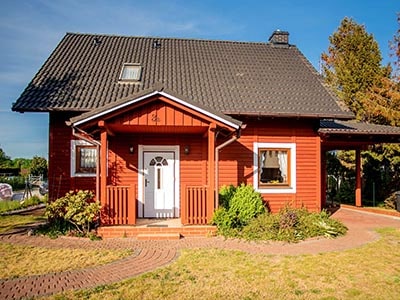 Czerwony dom z drewna